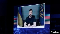 Украина президенті Владимир Зеленский қауіпсіздік жөніндегі форумға видеобайланыс арқылы қосылып, сөз сөйледі. Варшава, 29 қыркүйек, 2025 жыл.