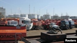 Бензовозы в очереди за бензином на топливной базе в Подмосковье