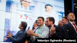Украина президенті Владимир Зеленский командасы парламент сайлауындағы партиясының жеңісін тойлап жатыр. Киев, 21 шілде 2019 жыл.