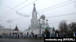 У сямідзясятыя-васьмідзясятыя ў будынку царквы Трох сьвяціцеляў была папулярная дыскатэка "Рэзананс" – месца боек раён на раён. Неўзабаве, як згасьлі бойкі, будынак Дома культуры заводу "Строммаш" вярнулі праваслаўным вернікам