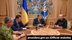 Украина президенті Петр Порошенко (оң жақтан екінші) журналист Аркадий Бабченконы (оң жақта), СБУ басшысы Василий Грицакты (сол жақта) және Бас прокурор Юрий Луценконы қабылдап отыр. Киев, 30 мамыр 2018 жыл.