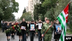 Похоронен Владислав Ардзинба был в его родном селе Эшера Сухумского района