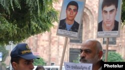 Armenia - Opposition activist Vardges Gaspari demonstrates outside the government building in Yerevan, 20Oct2011.