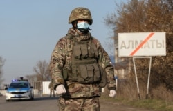 Алматыдағы блокбекеттердің бірінде тұрған сарбаз. 19 наурыз 2020 жыл.