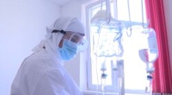 Коронавирус жұққандарды емдейтін аурухана қызметкері. Көрнекі сурет.