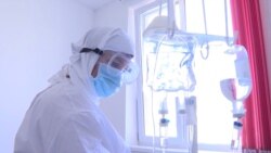 Медицинский работник в защитном костюме в «красной зоне» казахстанской больницы для пациентов с COVID.