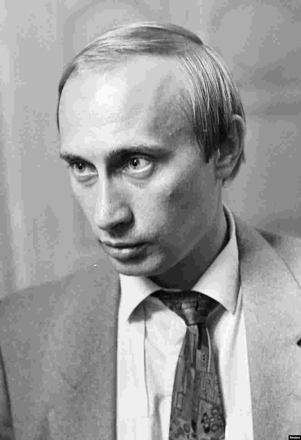 Санкт-Петербург сыртқы байланыс комитетінің төрағасы Владимир Путин қаладағы Мариинский сарайына қарап тұр. 20 тамыз 1991 жыл.&nbsp;