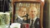 Сувенирные часы "Медведев и Путин" в московском магазине