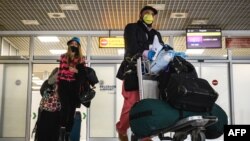 Пасажыры, якія прыляцелі зь Лёндану ў Бялград, 18 траўня 2020 году.