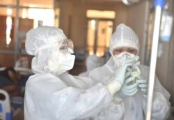 Коронавирус жұққан науқастарды емдеп жатқан медицина қызметкерлері. Көрнекі сурет.