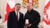 ფოტო არქივიდან: მიხეილ ყაველაშვილმა (მარცხნივ) ზვიად ხარაზიშვილი დააჯილდოვა.