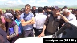 Armenia - Protesting villagers block a road in Gegharkunik province, 7Jun2017.
