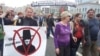 Писатель Дмитрий Быков (крайний справа) готов проверить, имеет ли он право свободно гулять по московским улицам