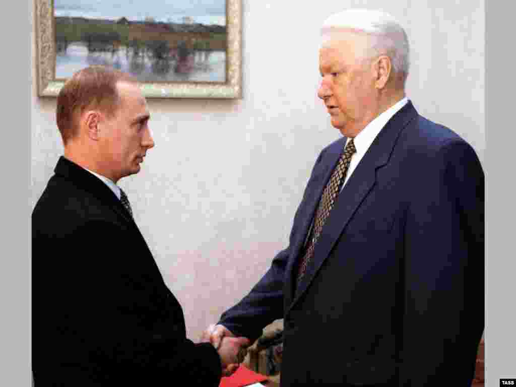 Ресей президенті Борис Ельцин (оң жақта) өзі Федералдық қауіпсіздік қызметінің жетекшісі етіп тағайындаған Владимир Путинмен Горкий резиденциясындағы кездесу кезінде. 10 қараша 1998 жыл.&nbsp;&nbsp;