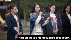Victoria Furtună (în centru), lidera partidului „Moldova Mare” la o întrunire electorală, 18 septembrie 2025.