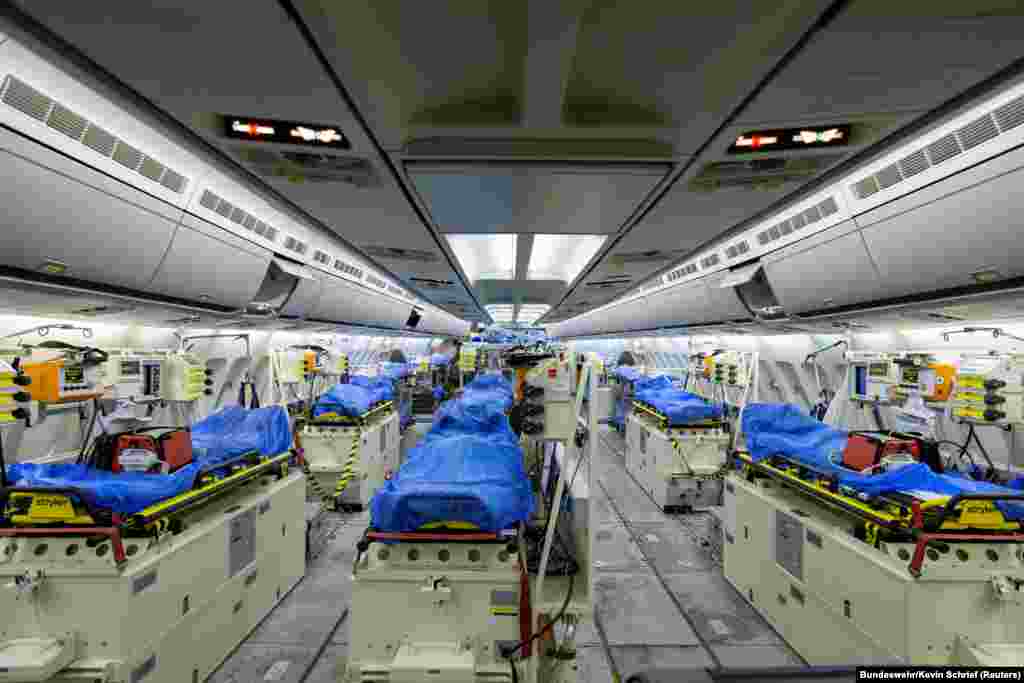 Немецкий военный Airbus Medivac (аббревиатура от &quot;медицинской эвакуации&quot;) в Кельне готовится к вылету в город Бергамо, ставший символом трагедии в Италии. На 27 апреля в Италии почти 200 тысяч человек инфицированы, больше 26,5 тысяч скончались. Фотография сделана 28 марта