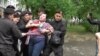 Поліція затримує активістів, які прийшли на прес-конференцію «із земельного питання» Алмати, 29 квітня 2016 року
