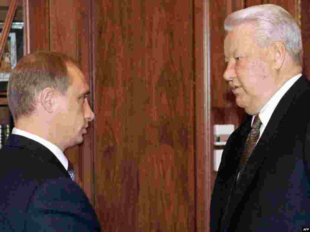 Ельцин (оң жақта) үкімет басшысы болып тағайындалғанына бір ай толған премьер-министр Путинмен Кремльдегі кездесіп тұр. 16 қыркүйек 1999 жыл.&nbsp;