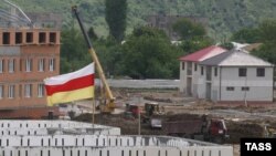 Трудовые мигранты из среднеазиатских стран появились в Южной Осетии в 2008 году. На фоне грандиозного объема восстановительных работ республика нуждалась в помощи извне