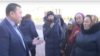 "Үй кезегінің жылжымайтынына наразы" әйелдер әкімдік алдында тұр. Otyrar.kz видеосынан скриншот.
