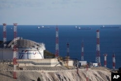 Российские нефтяные танкеры на рейде в порту Новороссийска, 11 октября 2022 года