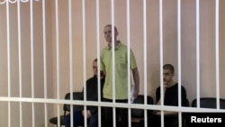 Эйден Аслин, Шон Пиннер и Брахим Саадун в зале суда