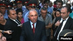 Amenia - The national police chief, Alik Sargsian, argues with protesters outside the prime minister's office in Yerevan, 1Sep2011.