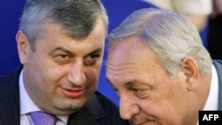 Эдуард Кокойты назвал речь президента Грузии «избитой риторикой Холодной войны», а Сергей Багапш назвал Михаила Саакашвили продолжателем политики Гамсахурдия