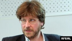 "В условиях, когда не срабатывают традиционные институты, но какие-то проблемы нужно решать, причем быстро, приходится создавать ситуационные коалиции для их решения"