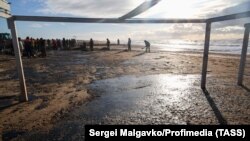 Уборка от мазута побережья Анапы вскоре после начала выбросов