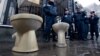 Акция протеста Демократического альянса у российского посольства в Киеве. Активисты принесли два золотых унитаза, символизирующие переговоры Владимира Путина и Виктора Януковича