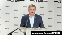 Președintele Partidului Acțiune și Solidaritate (PAS), Igor Grosu, susține o conferință de presă după închiderea secțiilor de votare la alegerile parlamentare din 28 septembrie