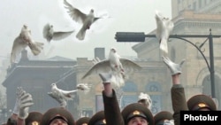 Armenia -- Armenian servicemen mark the 18th anniversary of the Armenian Armed Forces, on Army Day, 28Jan2007