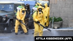 Коронавирус пандемиясы кезінде көшелерді залалсыздандыру. Көрнекі сурет.
