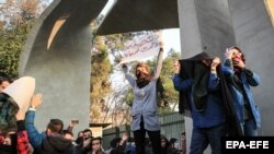 محمود صادقی، نماینده مجلس، پیشتر گفته بود احکام زندان علیه دانشجویان با استناد به گزارش‌ها و بازجویی‌های وزارت اطلاعات صادر شده است