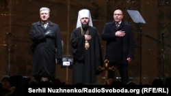 Під час виконання Гімну України після завершення Об’єднавчого собору. Зліва направо: п'ятий президент України Петро Порошенко, глава Православної церкви України Епіфаній і тодішній голова Верховної Ради України Андрій Парубій. Київ, 15 грудня 2018 року