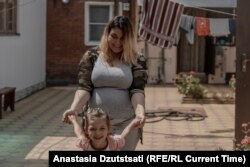Анна Кадалаева мен қызы Ирина.