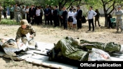 Armenia - U.S.-trained Armenian military medics demonstrate their skills after a graduation ceremony near Yerevan, 28Aug2015.