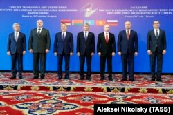 Ігор Додон під час групового фотографування учасників саміту Євразійського економічного союзу (другий справа). Бішкек, 14 квітня 2017 року