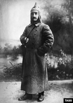 Российский большевик грузинского происхождения Григорий (Серго) Орджоникидзе в форме Красной армии, 1920 год