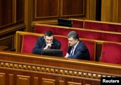 Vitali Kliciko și Petro Poroșenko în parlamentul de la Kiev.