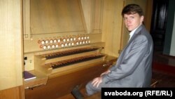 Пастар Уладзімер Татарнікаў за клавішамі новага аргана ў гарадзенскай кірсе