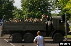 Militanți pro-ruși la aeroportul din Donețk.