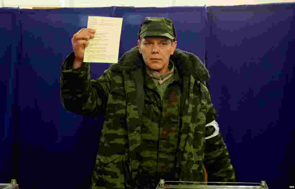 Удзельнік прарасейскай "самаабароны" паказвае свой бюлетэнь.