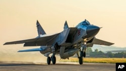 Руски изтребител МиГ-31, носещ ракета „Кинжал“, излита от авиобазата Хмеймим в Сирия през 2021 г.