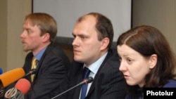 Armenia - EBRD representatives at a press conference in Yerevan, 16Feb, 2010 