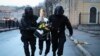 Полицейские задерживают протестующего, Санкт-Петербург, 21 апреля 2021 г.