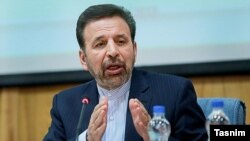 محمود واعظی می‌گوید دولت فعلا تلاش می‌کند به ترتیب حقوق کارمندان، یارانه‌های مختلف و حقوق بازنشستگان را بدهد. 