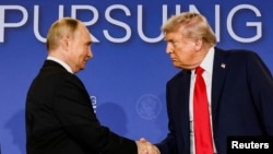 Владимир Путин и Дональд Трамп во время встречи на Аляске 