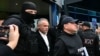 Владимир Плахотнюк, придружен от полиция, излиза от летището в Кишинев, 25 септември 2025 г.